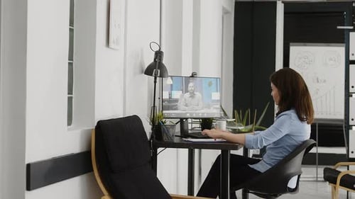 Weibliche Mitarbeiterin nutzt Videoanrufkonferenz vor der Webcam