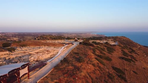 Images aériennes prises par Drone du sentier au sommet d'une colline menant au site archéologique de l'ancienne ville de Kourio in di