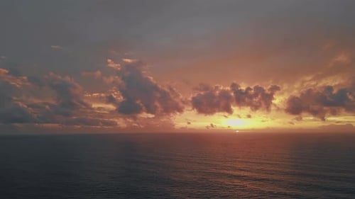 Dramático atardecer, horizonte marino, vista aérea del océano reflejando la luz solar dorada