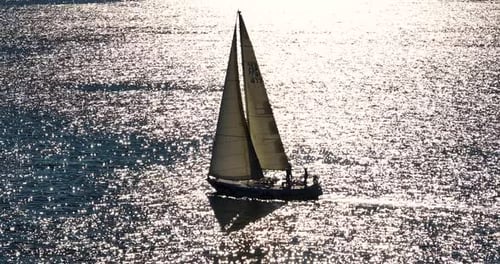 Wunderschönes Segelboot, das in einer tropischen exotischen Bucht mit tiefblauem Meer segelt und Luftaufnahme des