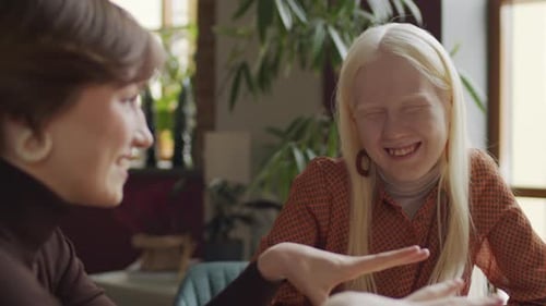 Albino-Mädchen hört ihrer Freundin zu