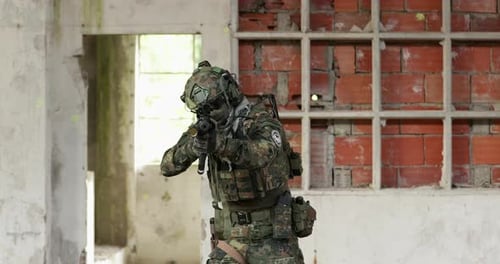 Un joueur d'airsoft pointe son arme sur son adversaire. - tir moyen