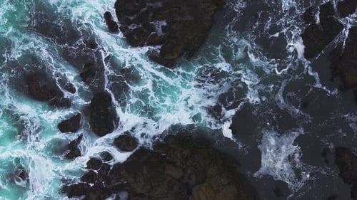 Luftaufnahme der Wellen des Pazifischen Ozeans, die auf die Klippenfelsen treffen