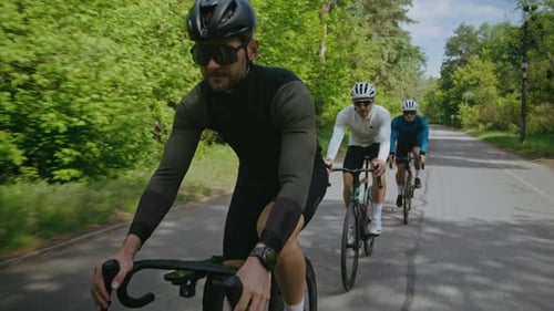 Radfahrer fahren professionelle Fahrräder in der Schlange entlang der Landstraße
