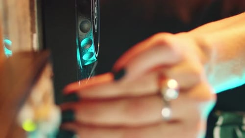 Vídeo vertical: Joven intérprete con electrónica de DJ y auriculares