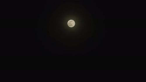 Kleiner Vollmond am dunklen Himmel. Der Vollmond befindet sich in der Mitte des Rahmens.