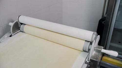 Industrielle Teigausrollmaschine, die dünne Teigblätter rollt