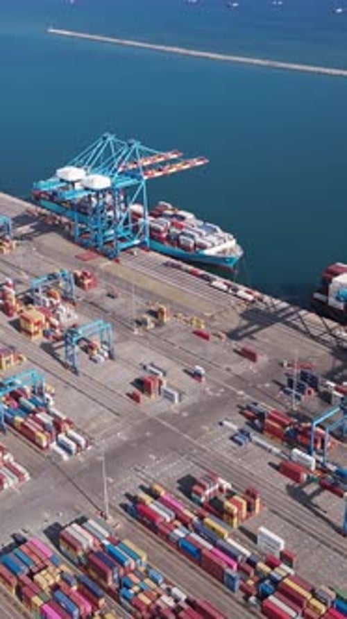 Containerschiff im Export- und Importgeschäft und in der Logistik.