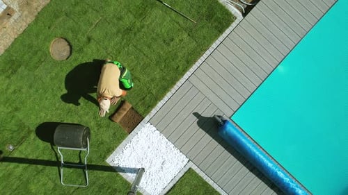 Landschaftsgärtner installiert Naturrasen