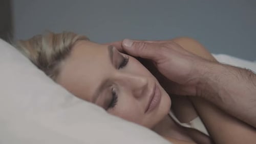 Intime Momente tiefen Wohlbefindens und emotionaler Verbundenheit zwischen geliebten Menschen und Paaren