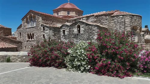 Île de Paros, vue aérienne, inclinaison des lauriers roses colorés vers l'église d'Ekatontapyliani par une journée ensoleillée