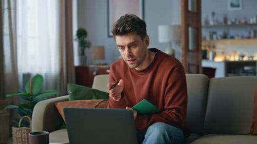 Los autónomos tienen una conferencia virtual utilizando la conexión a Internet de una computadora portátil en casa