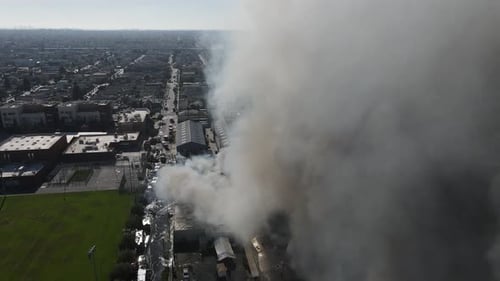 grand incendie de bâtiment vu depuis le ciel