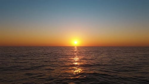 Endloser Ozean unter einem strahlenden Sonnenuntergang
