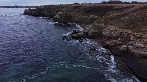 Vue côtière de la côte rocheuse près de l'eau par temps nuageux
