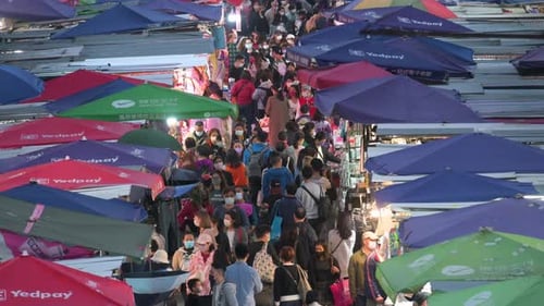 Vue aérienne d'un marché de rue bondé de Fa Yuen pendant la nuit alors que les gens cherchent un bar