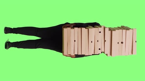 Lieferservice Kurier, der Pizzaschachteln im großen Stapel trägt