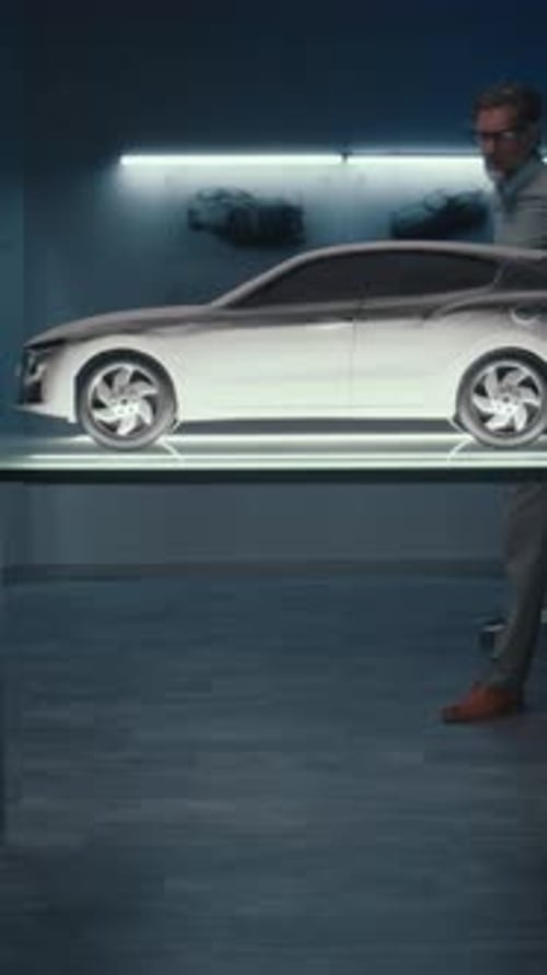 Un ingénieur automobile touche le modèle du prototype de voiture pour apporter des modifications à la conception