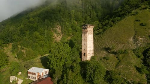 Luftaufnahme der Svan Towers im Mountain Valley bei Sonnenaufgang Alte Steinbauten in Green Hills