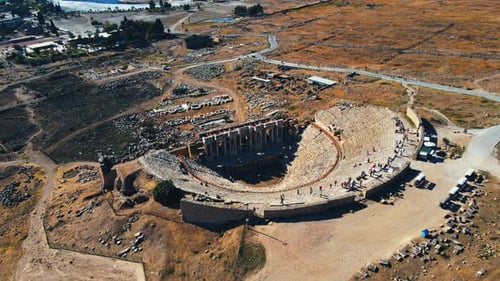 4K-Drohnenvideo aus der Luft des antiken Theaters der römischen Stadt Hierapolis in Pamukkale, Türkei.
T