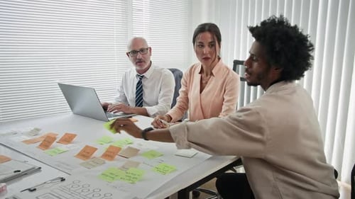 Diversos colegas se reúnen en la oficina para discutir el proceso de trabajo