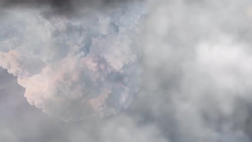 4k ein heftiger Sturm in den weißen Cumulonimbuswolken, die sich über den Himmel bewegen