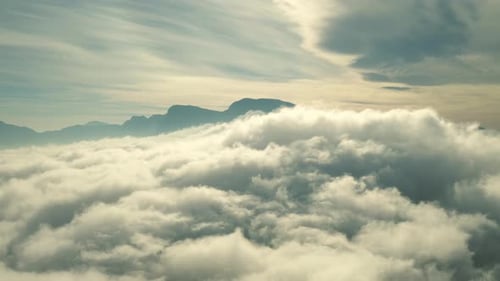 4K-Drohnenaufnahmen von Wolken hoch über einem Berggebiet