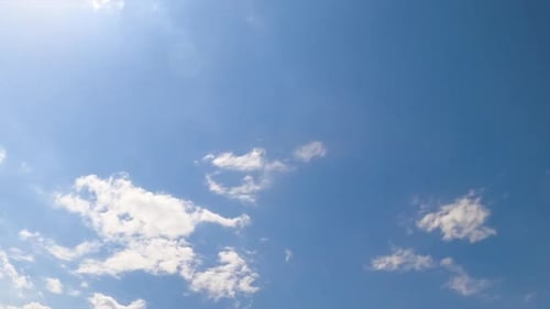 Die
Sonne beleuchtet die Zirruswolken am azurblauen Himmel. Eine große graue Wolke erscheint und bedeckt den Himmel.