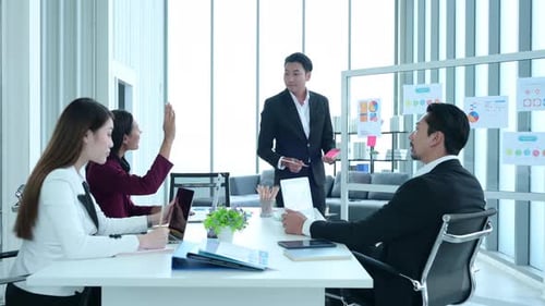 Jóvenes asiáticos de primer año en el equipo de la próxima generación de emprendedores.