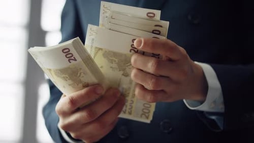 Manos masculinas sosteniendo dinero en efectivo de moneda europea de cerca. Negocio desconocido