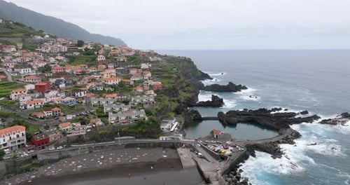 Vistas aéreas del hermoso paisaje costero de la playa de Seixal, Madeira