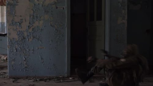 Stalker-Soldat mit Waffen in einem leeren zerstörten Gebäude Postapokalyptisches Konzept