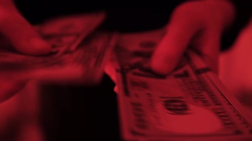 Comptant les billets de 100 dollars américains, une femme d'affaires compte les billets d'argent, une femme riche qui déplace un