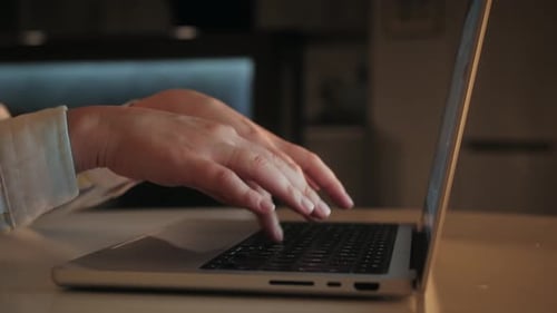 Hände einer Geschäftsfrau, professionelle Nutzerin, die auf einer Laptop-Notebook-Tastatur tippt, sitzt am
