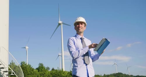 Ein Ingenieur kontrolliert die Funktion von Windturbinen, die dank der Windkraft laufen und