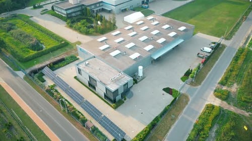 Luftbild des Warenlagers. Lieferung des Logistikzentrums im industriellen Stadtgebiet von oben. Luftbild