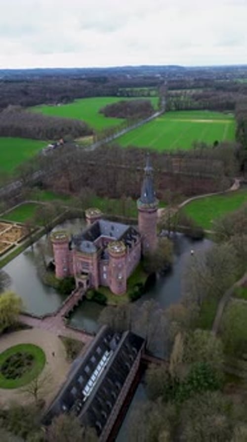 Castillo de Moyland cerca de Kleve, en la región del Bajo Rin. Hermosa vista desde arriba, desde el Zumbido hasta el naranja