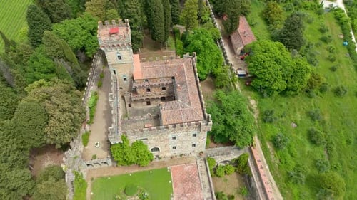 Girando alrededor del histórico Castello di Vincigliata construido en la cima de una colina rocosa