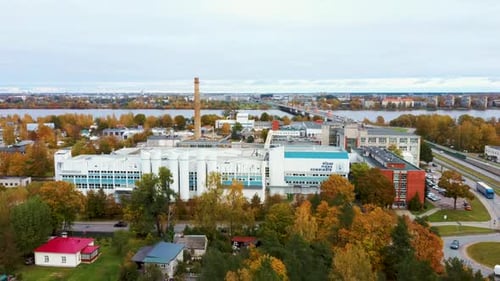 Paisaje otoñal de Riga, Letonia. Vista desde Owerdaugava, puente Dienvidu, río Daugava, Vídeo 4K
con dron