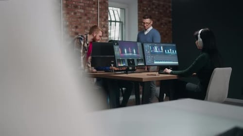 Kreatives Team von Filmemachern und Redakteuren, die im Studio arbeiten: Frau macht Videomontage am Computer