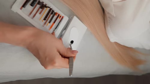 O processo de extensões de cílios por um profissional em um salão de beleza O mestre pessoalmente