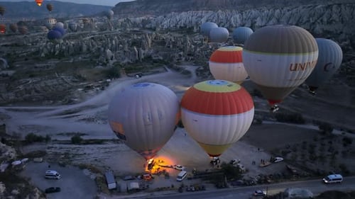Luftballons starten im Morgengrauen über Kappadokien