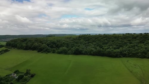Vidéo aérienne au-dessus d'Uley, Royaume-Uni