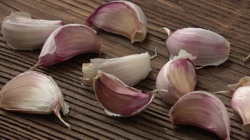 Dientes de ajo sobre mesa de madera