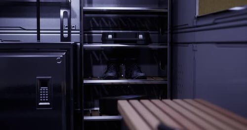 Espace de rangement avec étagères présentant les chaussures et l'équipement dans un espace compact