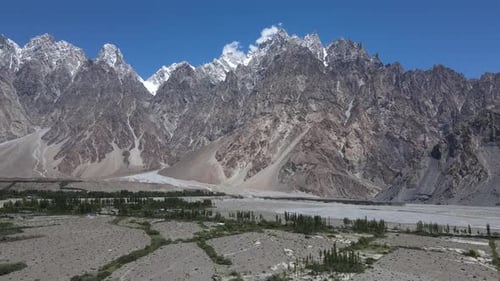 Vue aérienne de la chaîne de montagnes du nord du Pakistan, de la vallée de Hunza et des sommets enneigés par une journée d'été ensoleillée