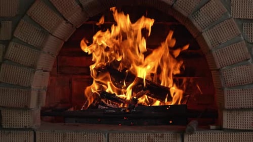 Warme Flammen tanzen an einem kühlen Abend im gemütlichen Backsteinkamin