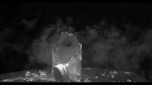 Collection de fragments : Effet d'une bouteille de lait explosant à la suite d'un coup de feu sur fond noir