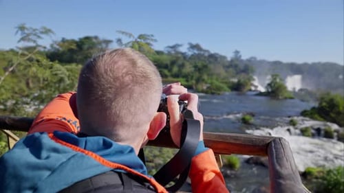 Un homme capture des moments de cascade grâce à la photographie
