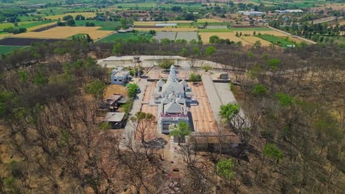 O drone cinematográfico retira o Templo Vindhyavaasini Devi de Dindori, Nashik, em um dia ensolarado